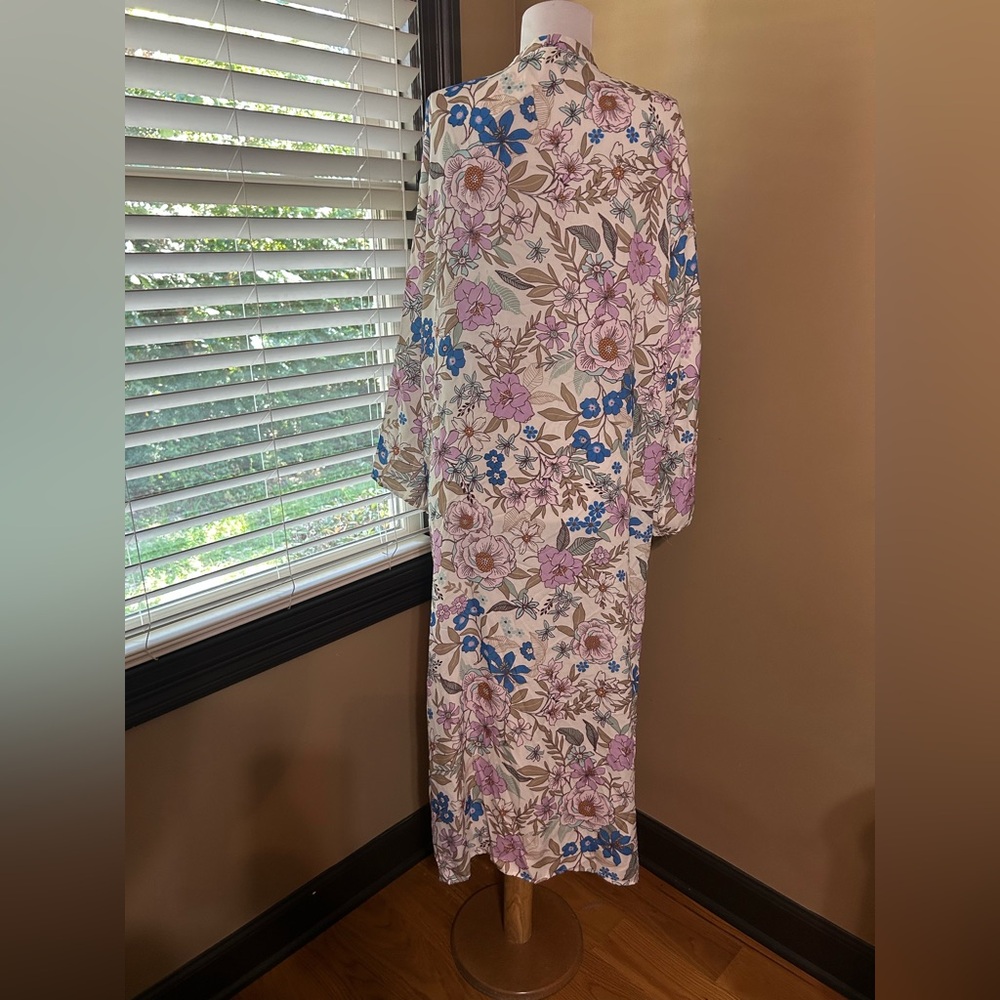 Peach Love California Floral Kimono in Purple and White - Picture 3 of 4